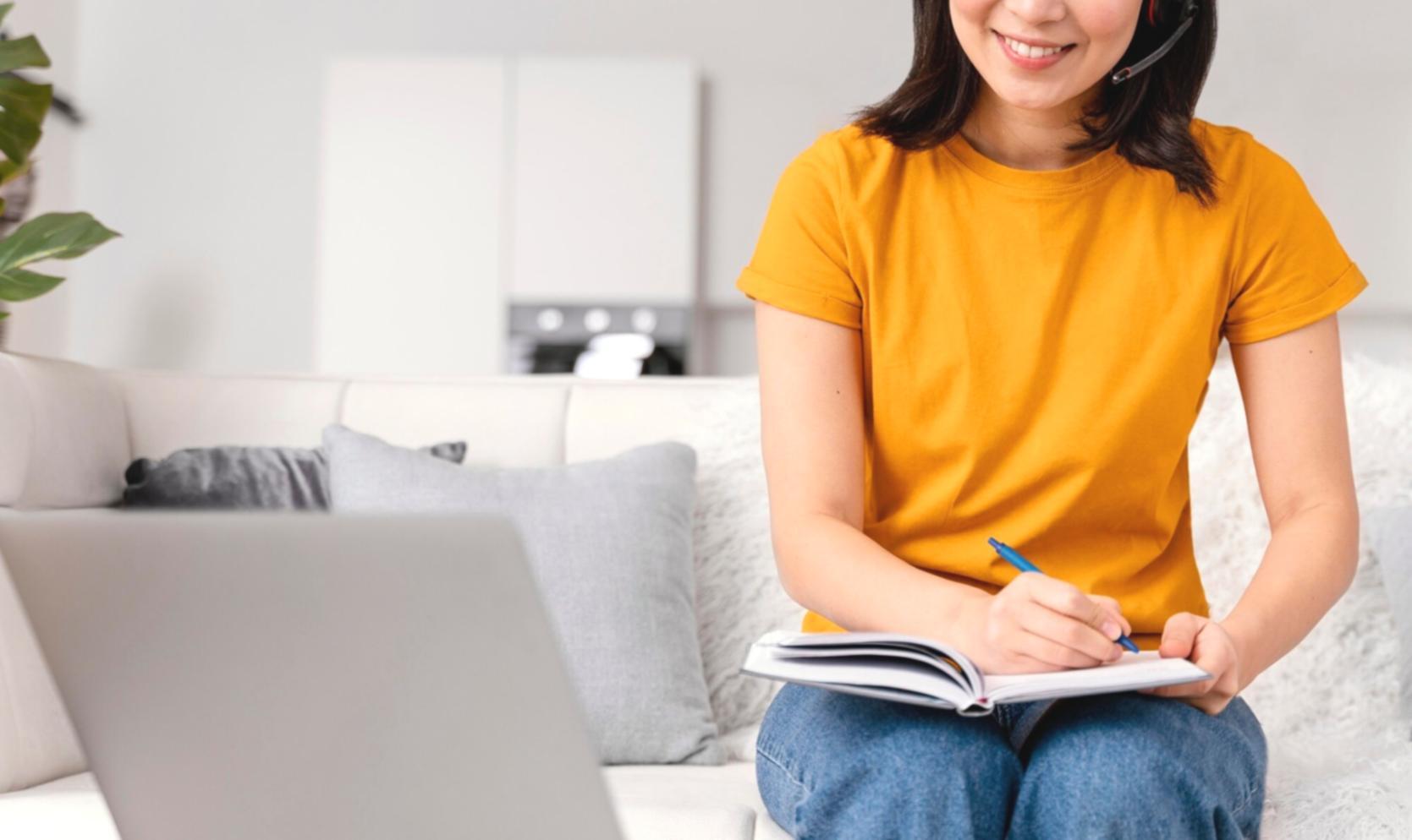 Ambiente di lavoro sereno con persona che applica tecniche di gestione dello stress