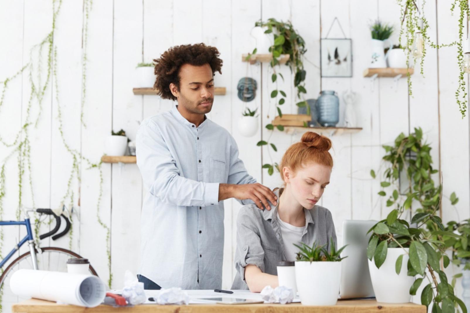 Persona che medita in un ambiente sereno, simbolo del percorso verso l'equilibrio interiore
